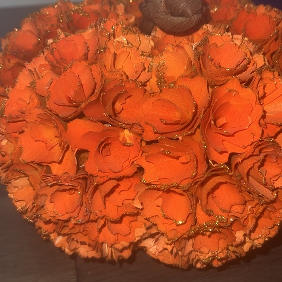 Elegant floral wood shaven pumpkin decoration - Picture 3 of 6